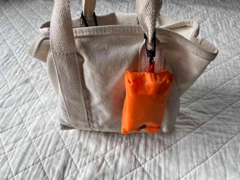 ダイソーの「ショッピングバッグ」はバッグの持ち手につけることができる