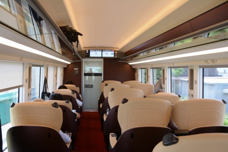 プレミアム車両の車内