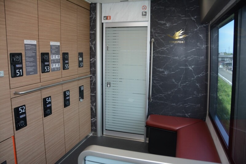 ロッカーとベンチスペース