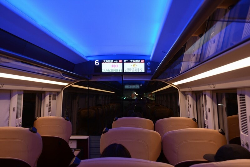 終点が近づくと天井が青くなる「ひのとり」