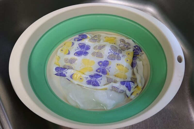漂白剤は商品に書かれた割合を守ってぬるま湯で薄め、そこへふきんを浸けます。この「白雪友禅ふきん」は塩素系漂白剤もOK!
