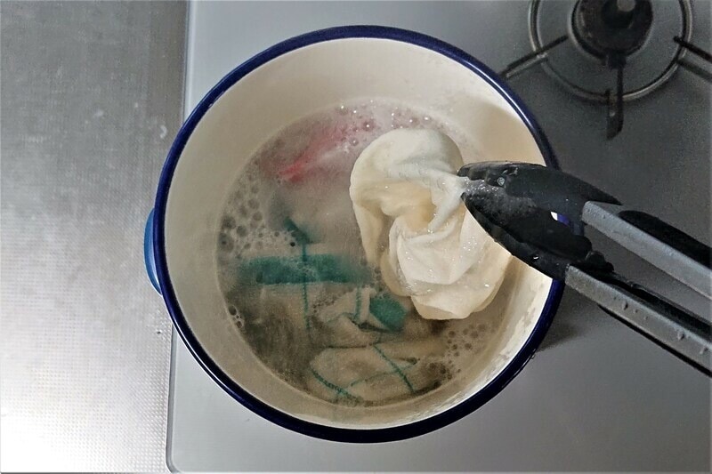 熱湯だけで煮る洗浄。これは石けんを加えたやり方。熱いので混ぜる時の蒸気にも要注意です。鍋は、泡が吹きあがってきても大丈夫な深型。