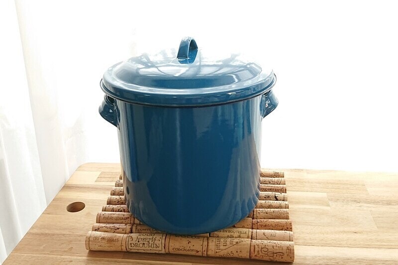 わが家の煮洗い専用ホーロー鍋。熱湯でも重曹でも、その他の洗剤でも〇。深いため、少々の吹きあがりは大丈夫です。片づけるとサボりたくなるので、出しっぱなしにしていても気分が上がるものを選びました。