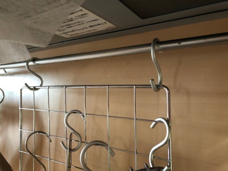 フックを使ってワイヤーネットをかけている