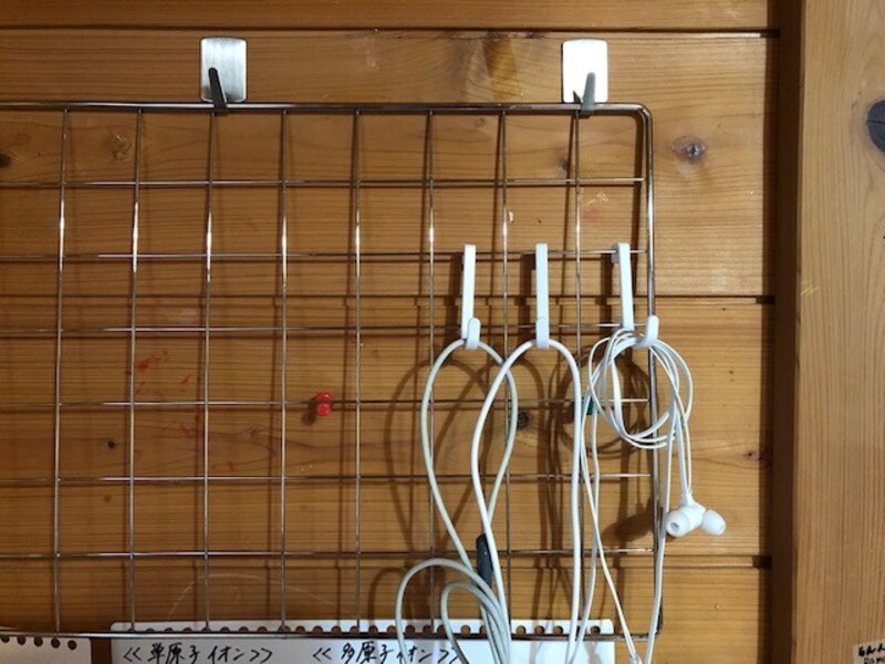 ケーブルなどを壁掛けにする