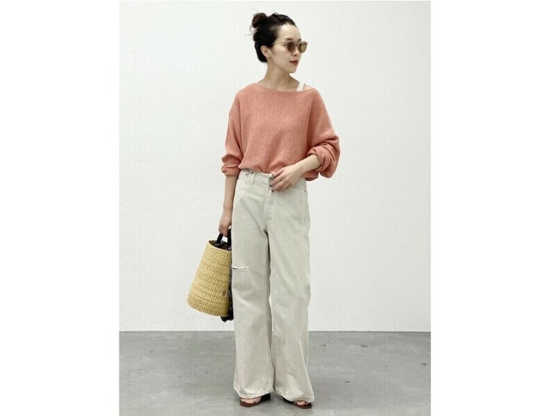 温かみがあり、肌馴染みのいいサーモンピンクも、秋のおすすめカラーのひとつです　出典：WEAR