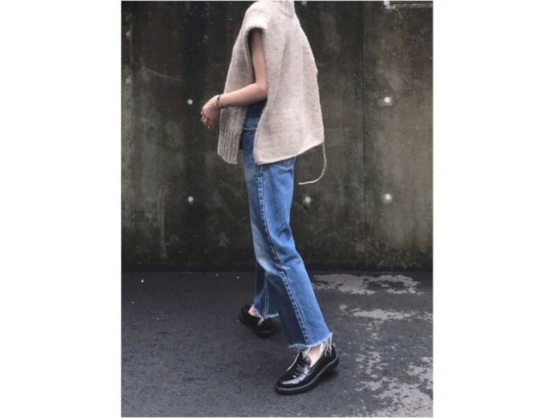 【OKコーデ】流行り廃りのないローファーは大人ならお金をかけてもいいポイントかも　出典：WEAR