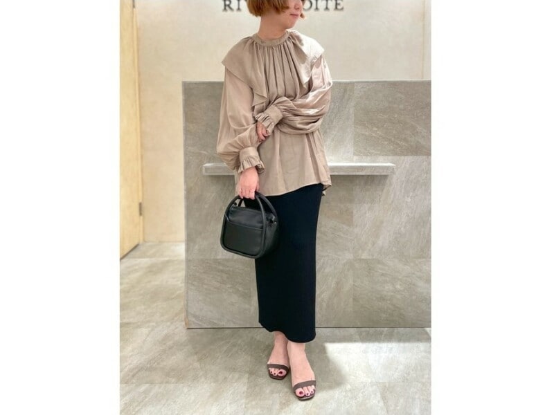 【OKコーデ】華やかな主役級の甘めブラウスは安っぽくないものがベスト　出典：WEAR