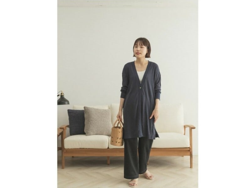 【OKコーデ】ルーズなロングカーディガンにはポイントになるバッグなどを合わせて　出典：WEAR