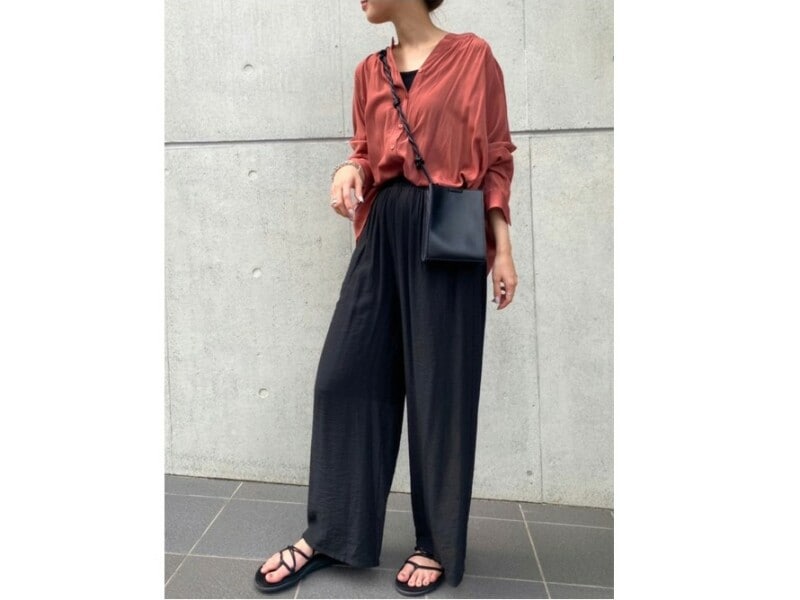 【OKコーデ】スカート見えするような、ヒップの形が出にくいパンツを選ぶのも手です