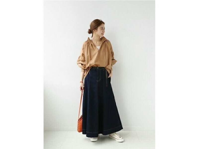 【OKコーデ】足首までしっかり隠れるフルレングス丈のロングスカートは使いやすい　出典：WEAR
