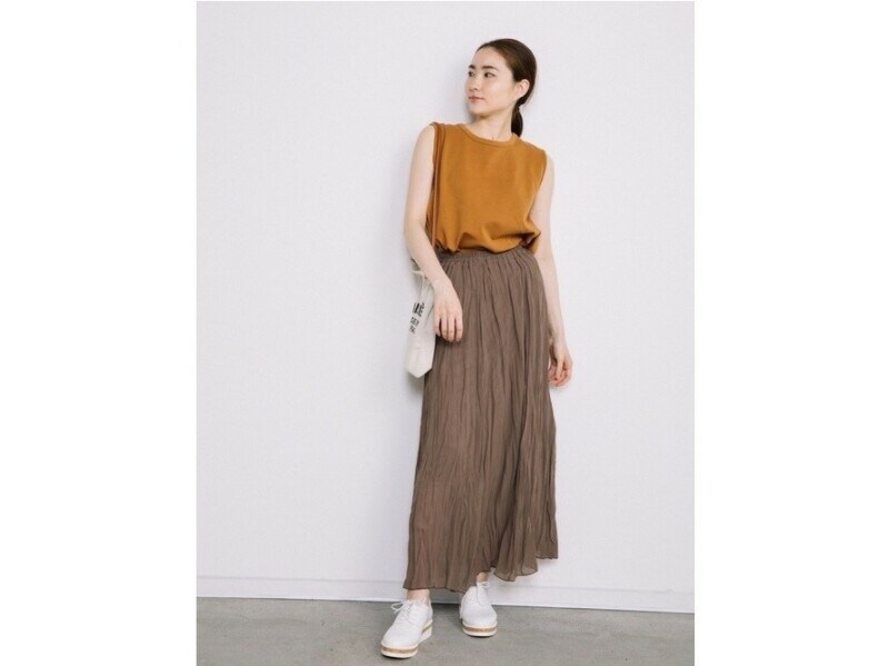 カジュアルなアイテム同士のコーデには、ロゴ入りバッグがアクセントに　出典：WEAR