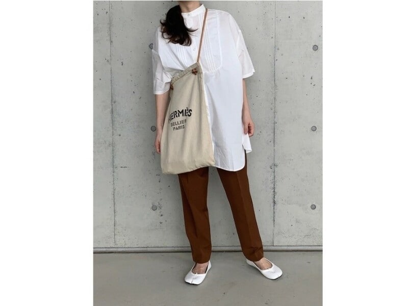 シンプルなシャツコーデには、ロゴ入りバッグがアクセントに　出典：WEAR