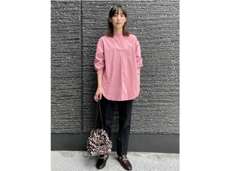 ピンクを甘くならずに着るとおしゃれ度アップ！　出典：WEAR