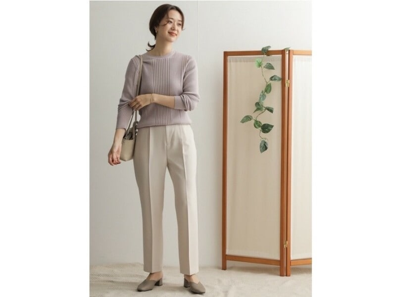 【OKコーデ】ベージュコーデは颯爽として見えるパンツで取り入れるのもおすすめ　出典：WEAR