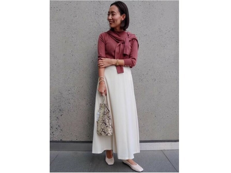 【OKコーデ】コンサバなアンサンブルニットをロングスカートで絶妙に今っぽくおしゃれなバランスに