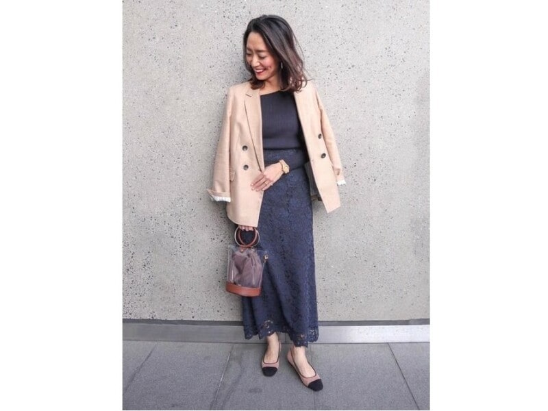 【OKコーデ】ネイビーコーデにジャケットを羽織ったコンサバコーデも、バイカラーシューズで抜け感を　出典：WEAR