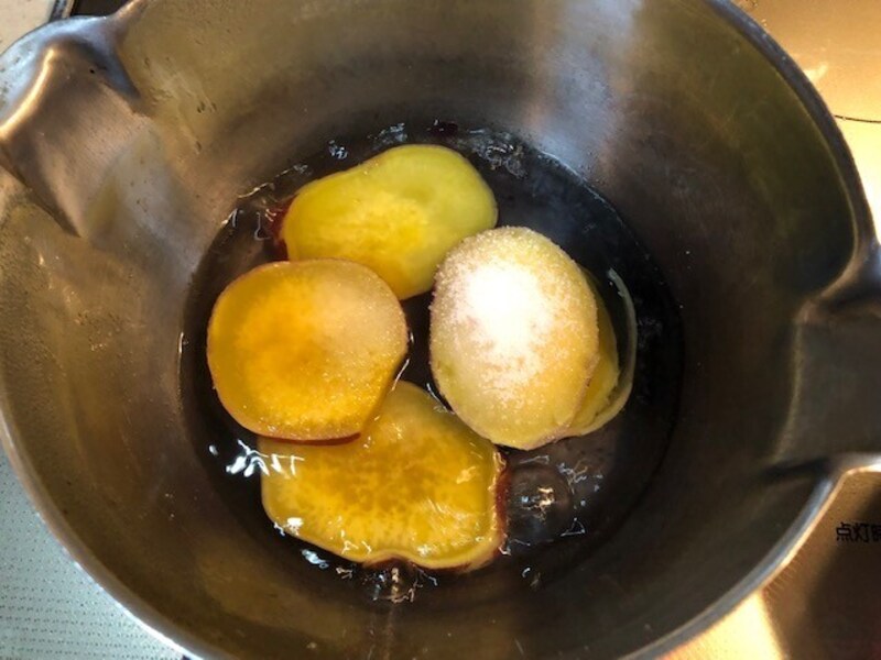 材料を入れて煮る