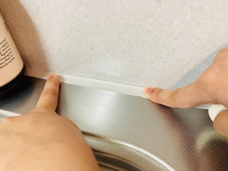 シンクとキッチンの壁の境に