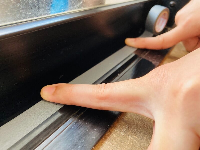 テープを貼っておくだけで、大掃除のときの手間が省ける