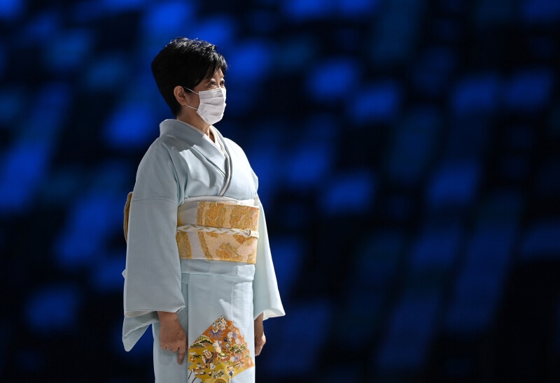 東京五輪閉会式に着物姿で出席した小池都知事。写真：ロイター/アフロ
