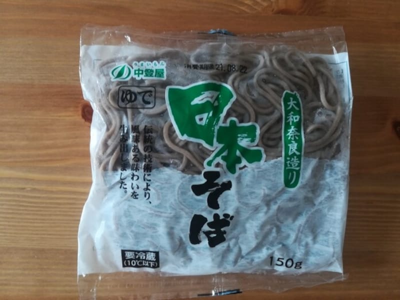 業務スーパーの19円そば「大和奈良造り 日本そば」は冷蔵コーナーにある