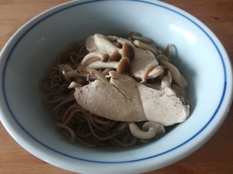 業務スーパーの乾麵「やまいも蕎麦」を美味しく！ 麺つゆに鶏肉の出汁も加わってさらに深みが増す