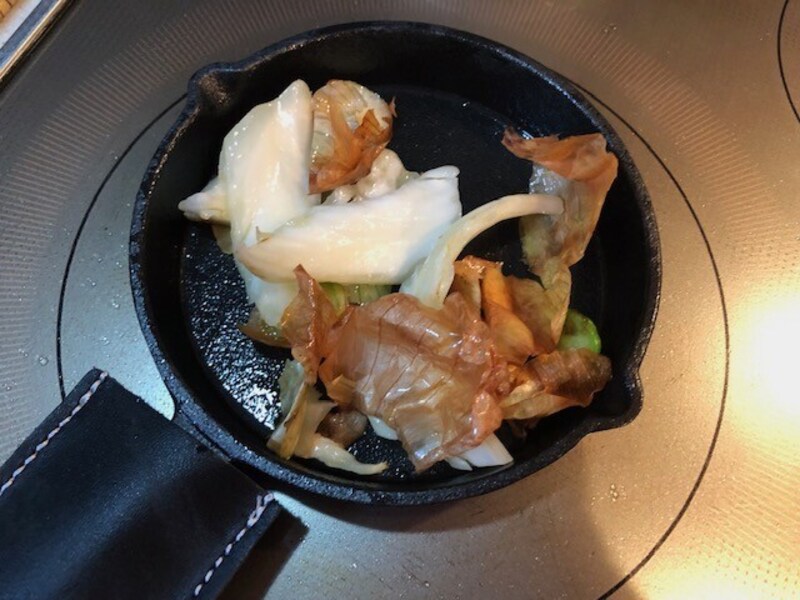 くず野菜を炒める