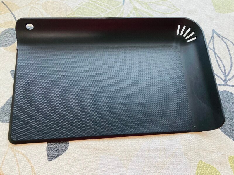 左の穴がフック用の穴、右の複数の穴が水切り用