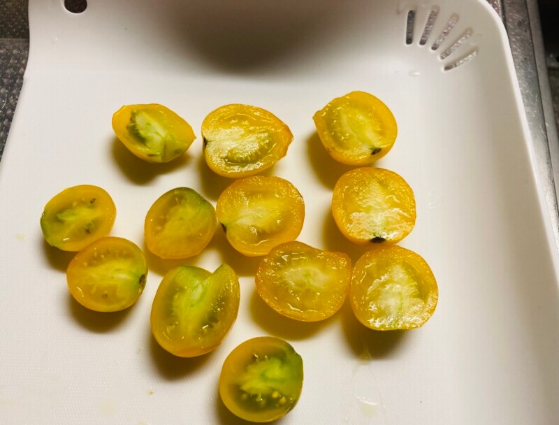 カットした食材のこぼれ落ちをストップ