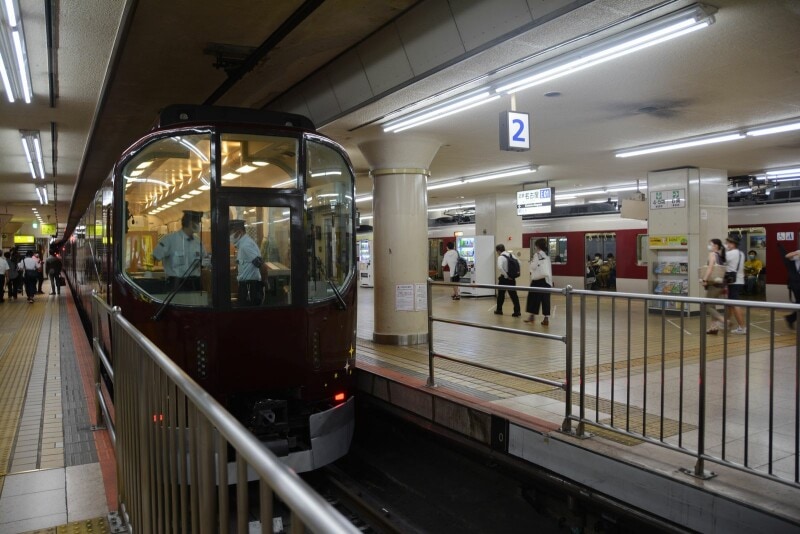 近鉄名古屋駅に到着した「楽」