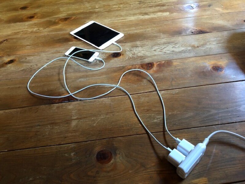 スマホやタブレットの充電に使う