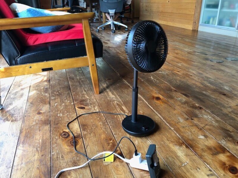 扇風機につないでいる
