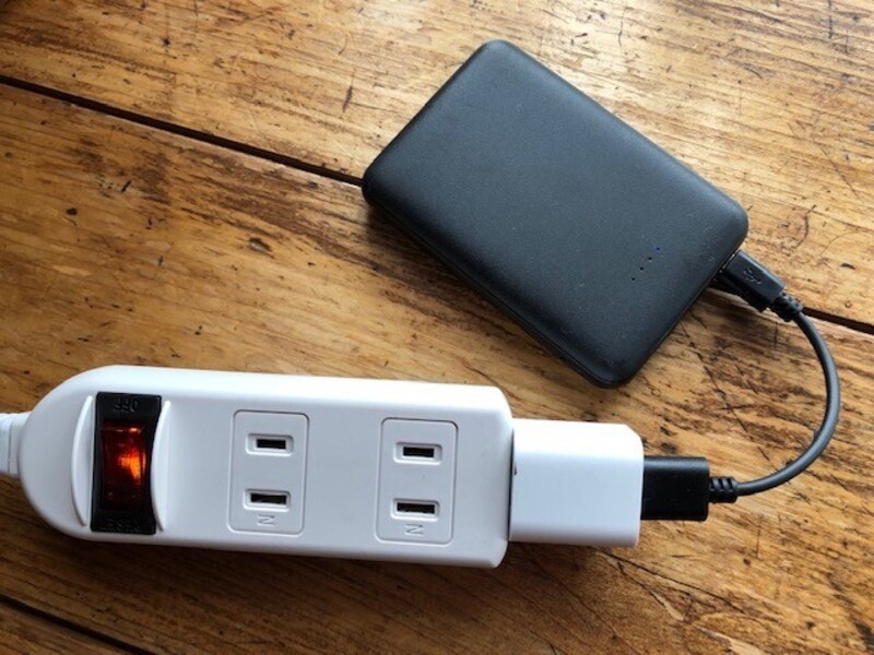 モバイルバッテリーの充電中