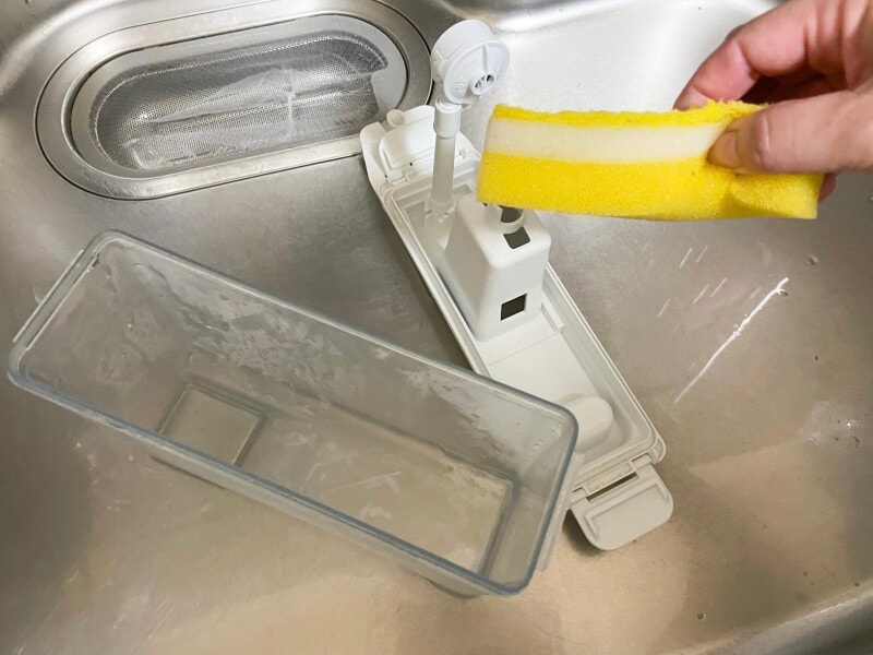 製氷機の給水タンクを洗う