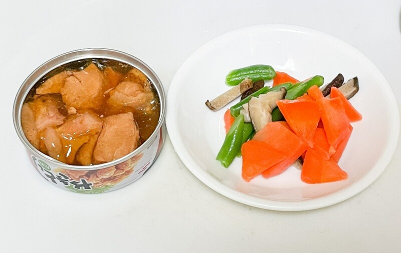 100均の焼き鳥缶のタレの味を利用して時短で炊き込みご飯ができる