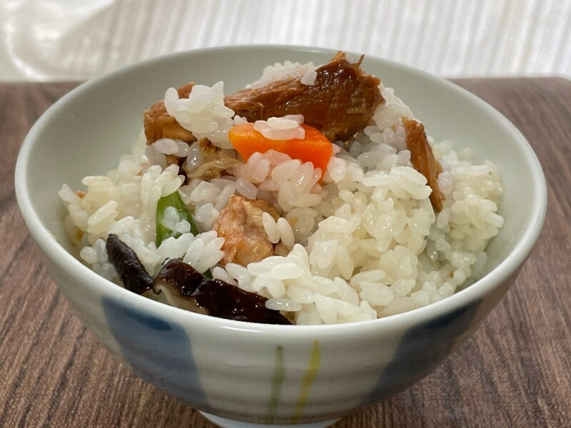 味付けされた焼き鳥缶なので簡単に炊き込みご飯ができる