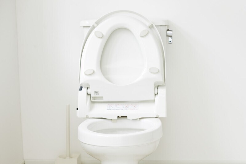 便座の裏のトイレ掃除