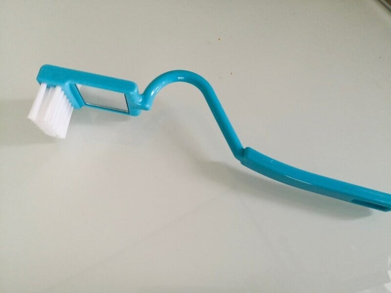 ダイソーやキャンドゥなど100円ショップで買える鏡がついたトイレブラシ