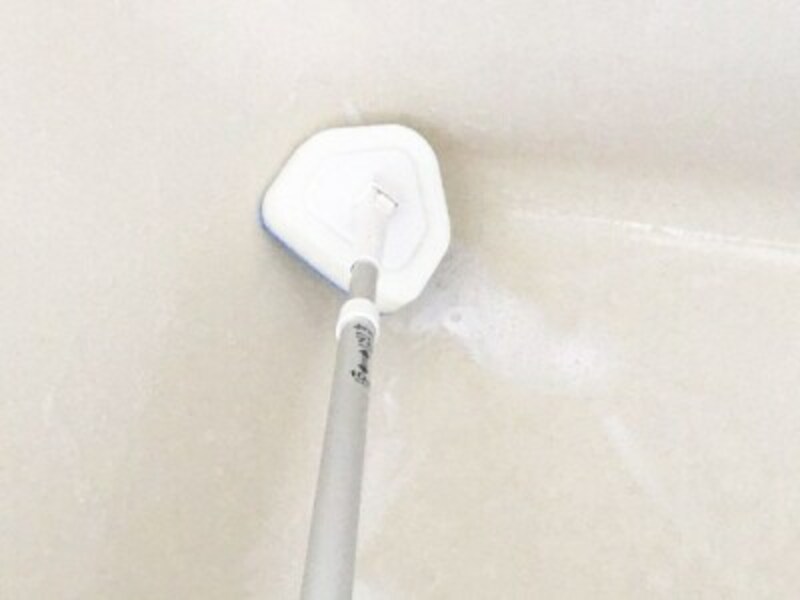 浴室の床・蛇口… お風呂掃除に効果的なスポンジやブラシって？ 浴槽と使い分けるか、一緒でOKか？ [節約] All About