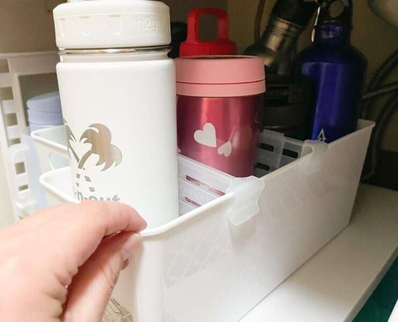 ボックスの中に入れた背の高い調味料瓶や水筒を動かしても倒れないようになる