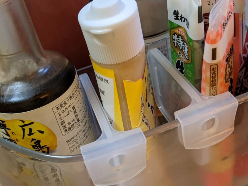 冷蔵庫ドアポケット用仕切りで調味料が倒れない