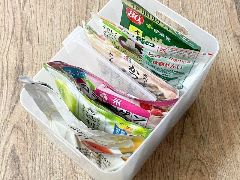 お茶や袋入調味料の収納にも仕切りがおすすめ