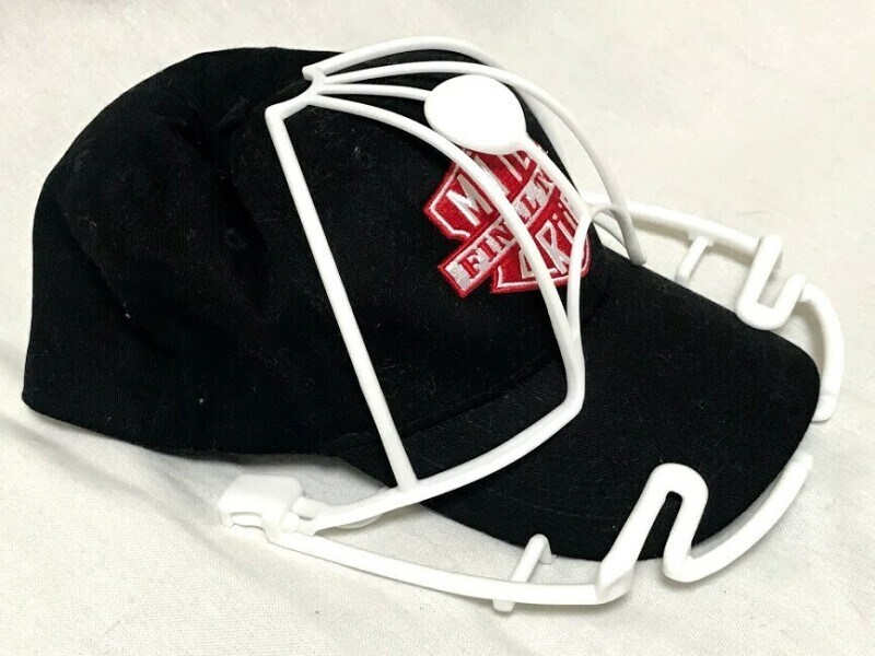 キャップを洗濯機で洗う専用グッズもある