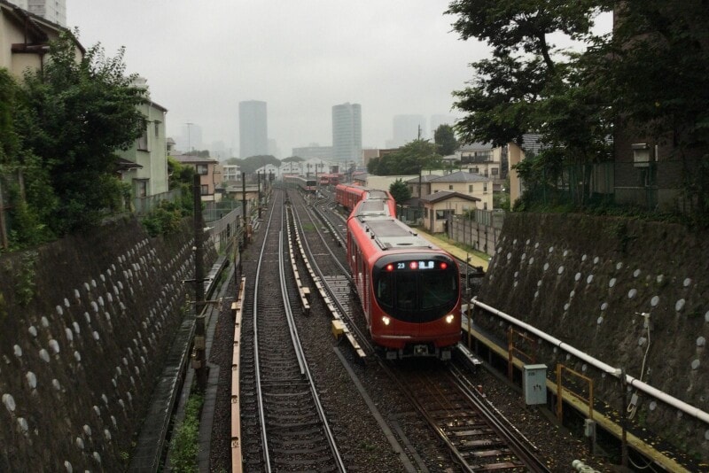 本線の右手に車両基地