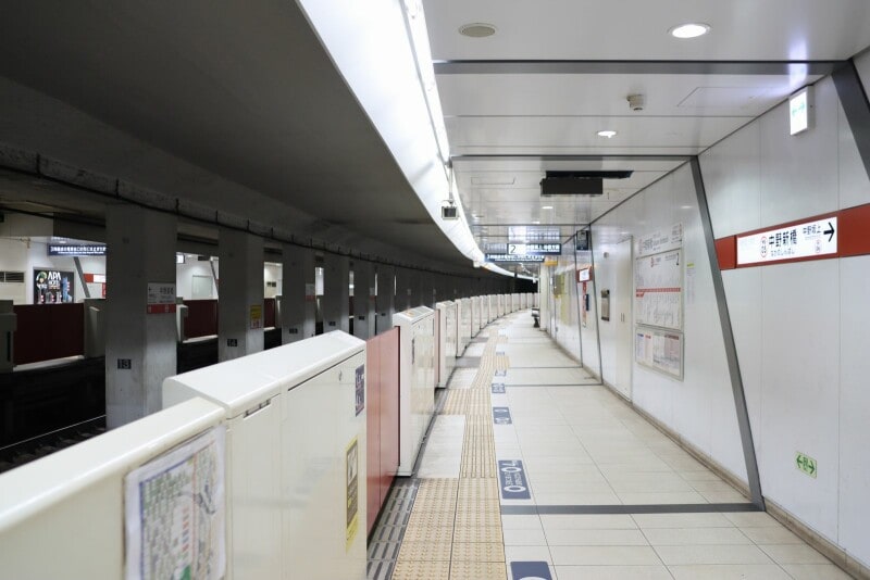 カーブしたホーム