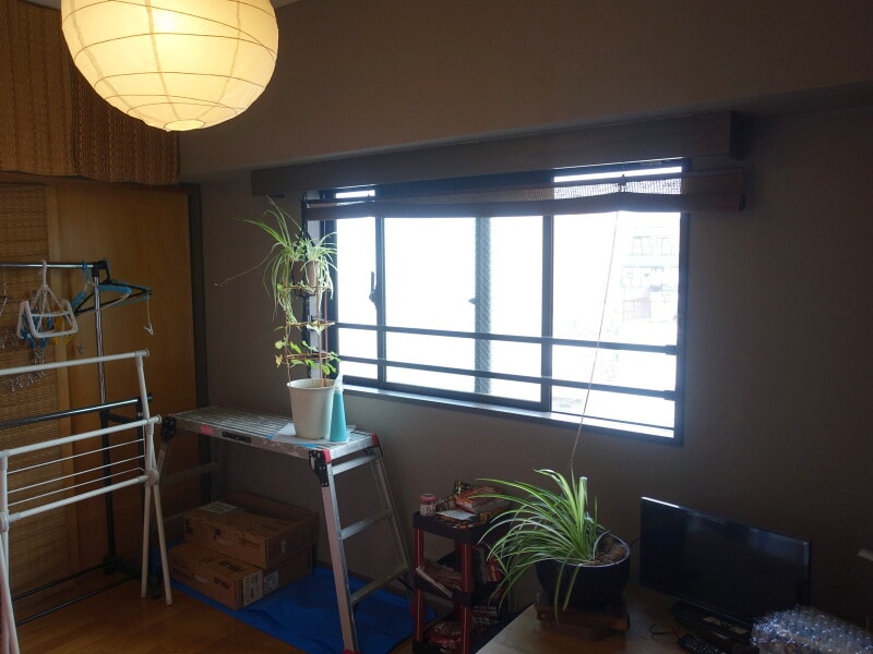 自然光に加えて天井からの照明がサブライトになっています。