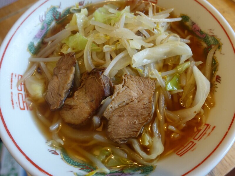 スープに照明の色が入って、お店っぽくなっています。