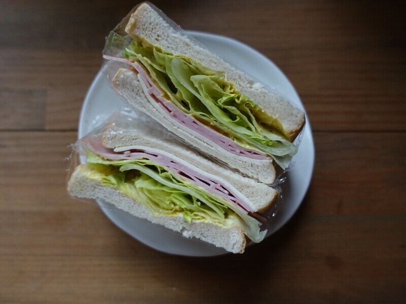 具材はハム、チーズ、レタス。ラップで包んでから切りました。