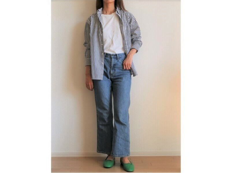 中にTシャツなどを着てさらっと羽織るコーデもおすすめ